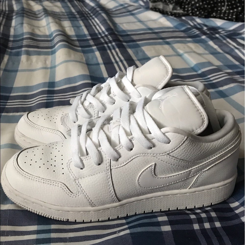 Air jordan 1 low triple white Sz 6